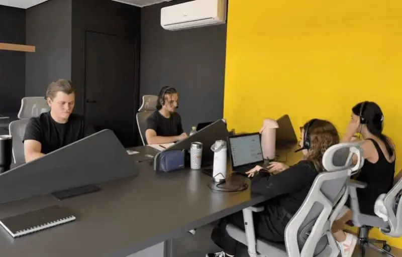 Equipe da Manure Marketing trabalhando no escritório
